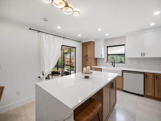 property at 1423 Riverside Cir