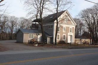 432 Turner Ctr Rd in Turner, ME - Foto de edificio - Building Photo