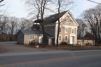 432 Turner Ctr Rd in Turner, ME - Foto de edificio - Building Photo