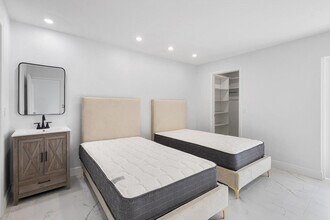 304 Imperial Ct in West Palm Beach, FL - Building Photo - Building Photo