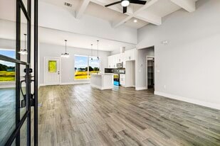 42 Meadow Lake Dr in Trinity, TX - Building Photo