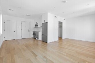 1618 Beacon St, Unit #3 in Brookline, MA - Building Photo - Building Photo