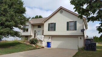 1558 W Mulberry St in Olathe, KS - Building Photo