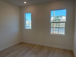 27824 Marquee Dr in Valencia, CA - Foto de edificio - Building Photo