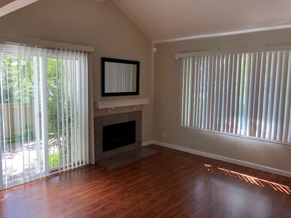 24352 Dover Ln in Hayward, CA - Building Photo