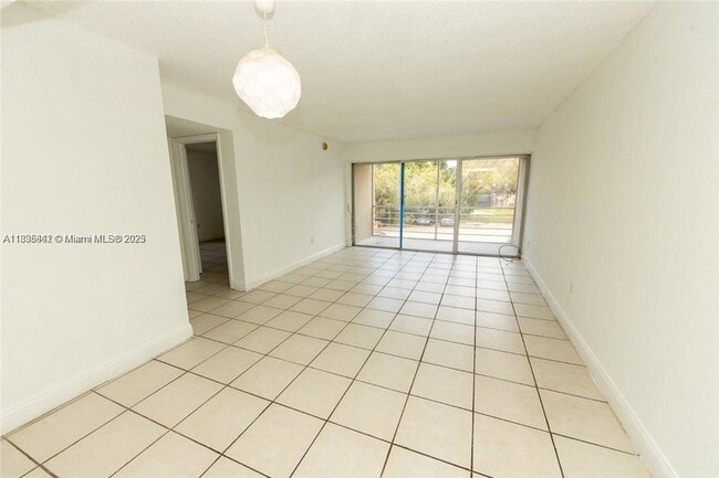 4235 N University Dr, Unit 205 in Sunrise, FL - Building Photo - Building Photo