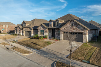 8017 Chapman Cir in Rowlett, TX - Foto de edificio - Building Photo