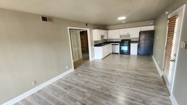 1304 Summit St in Austin, TX - Building Photo - Building Photo