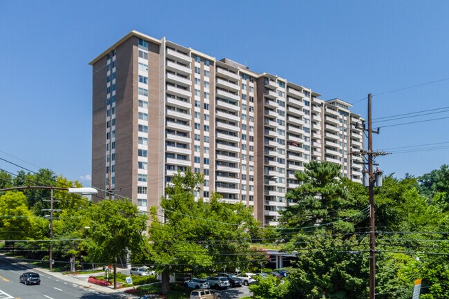 Kenwood Condominium in Bethesda, MD - Foto de edificio - Building Photo