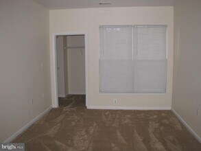 5117 Travis Edward Way in Centreville, VA - Foto de edificio - Building Photo