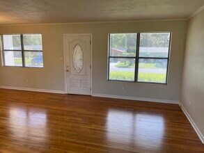 1348 Lamanto Ave E in Jacksonville, FL - Foto de edificio - Building Photo