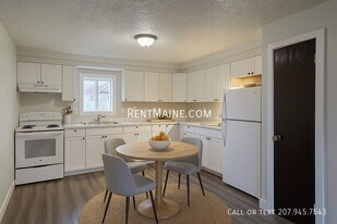 22 Hillside Ln in Lewiston, ME - Building Photo