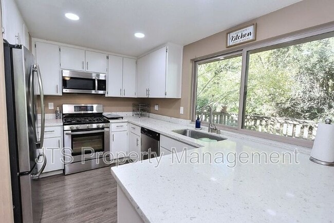 6913 Navarro Ct