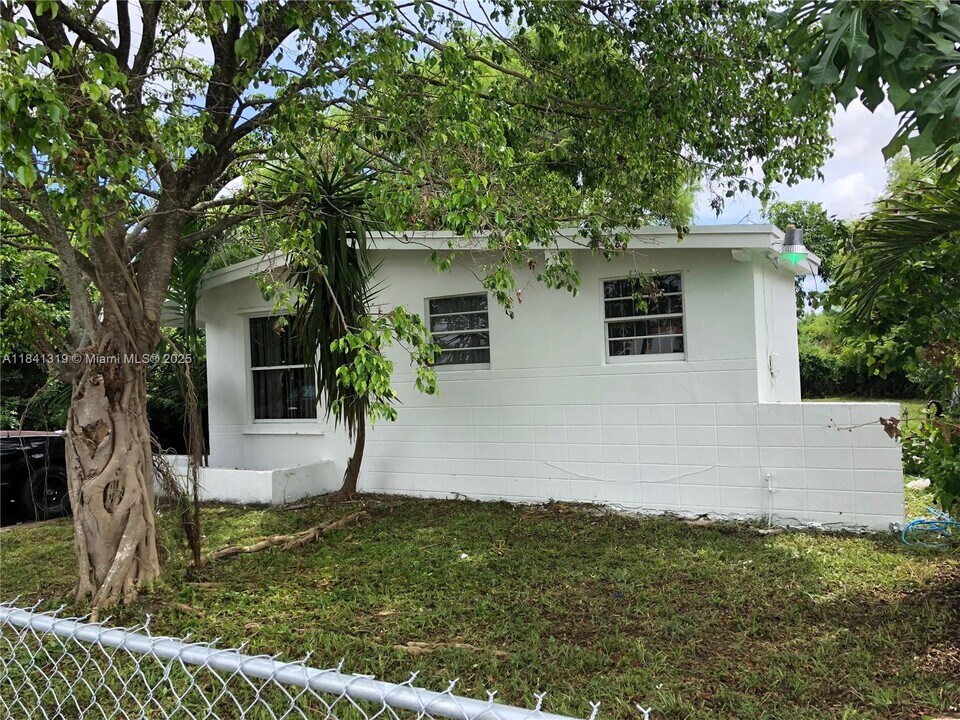 1400 NW 73rd St in Miami, FL - Building Photo