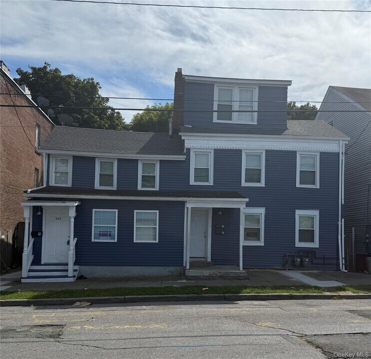 123 W Parmenter St in Newburgh, NY - Building Photo