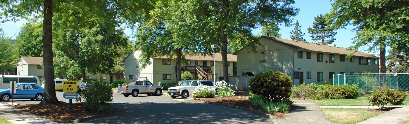 Village Oaks in Eugene, OR - Building Photo