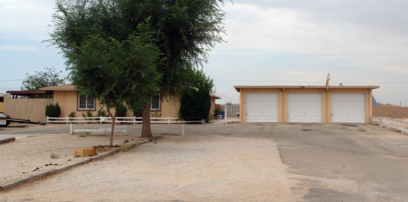 13012 Mohawk Rd in Apple Valley, CA - Building Photo