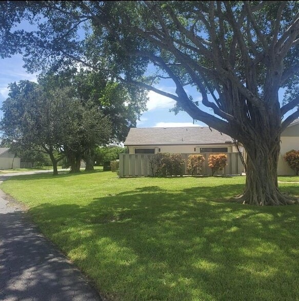 8173 Ambach Way in Hypoluxo, FL - Building Photo - Building Photo