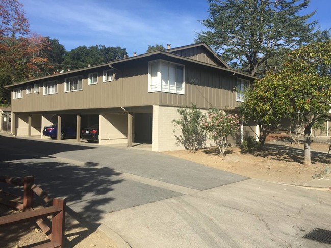 Farm Hill Apartments in Redwood City, CA - Building Photo - Building Photo