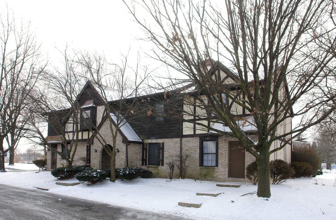 5380-5386 Ponderosa Dr in Columbus, OH - Building Photo