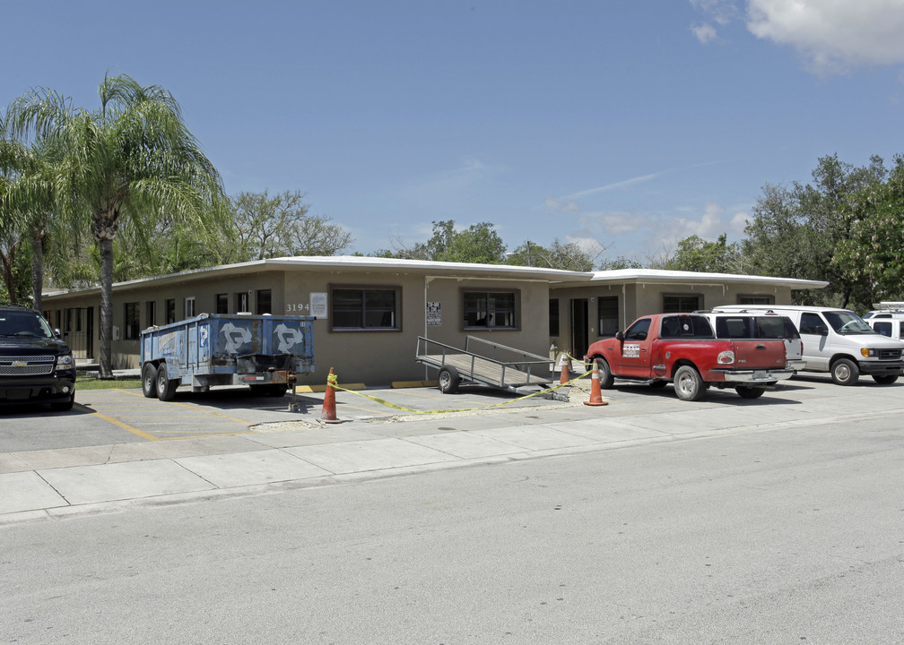 Coral Gate Apartments in Miami, FL - Building Photo