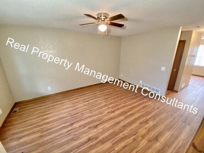 1071-1073 Krysti Ln in Warsaw, MO - Building Photo - Building Photo