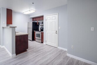 1970 Columbia St, Unit 209 in San Diego, CA - Foto de edificio - Building Photo