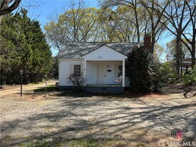 1875 S Lumpkin St in Athens, GA - Building Photo