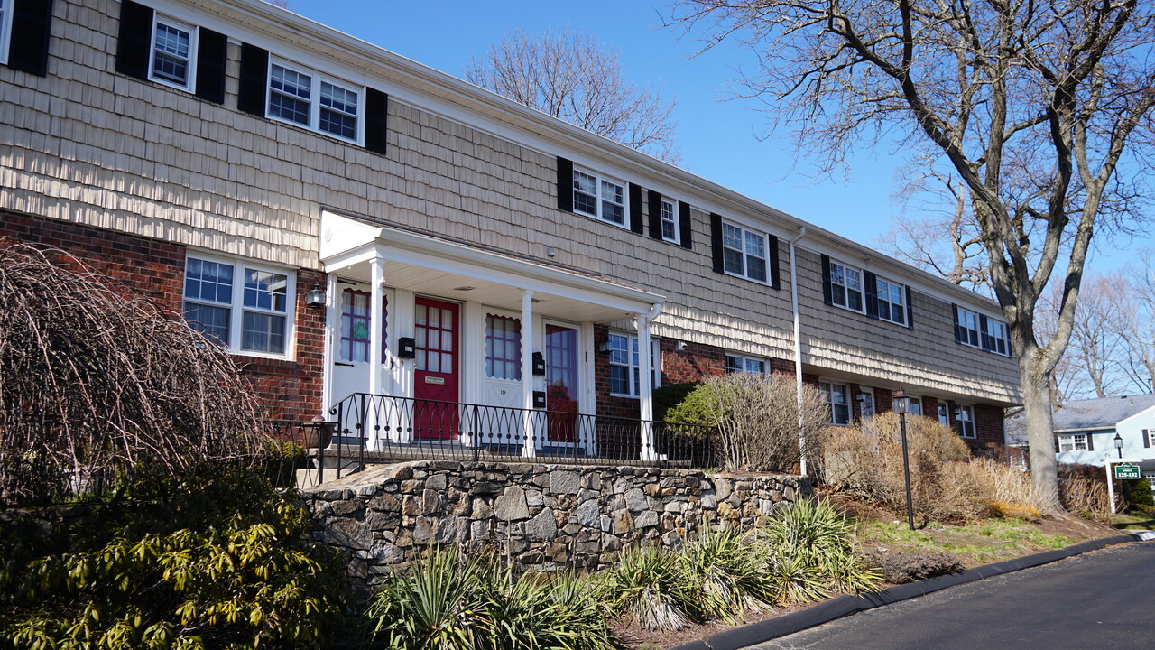 245 Unquowa Rd, Unit 123 in Fairfield, CT - Building Photo