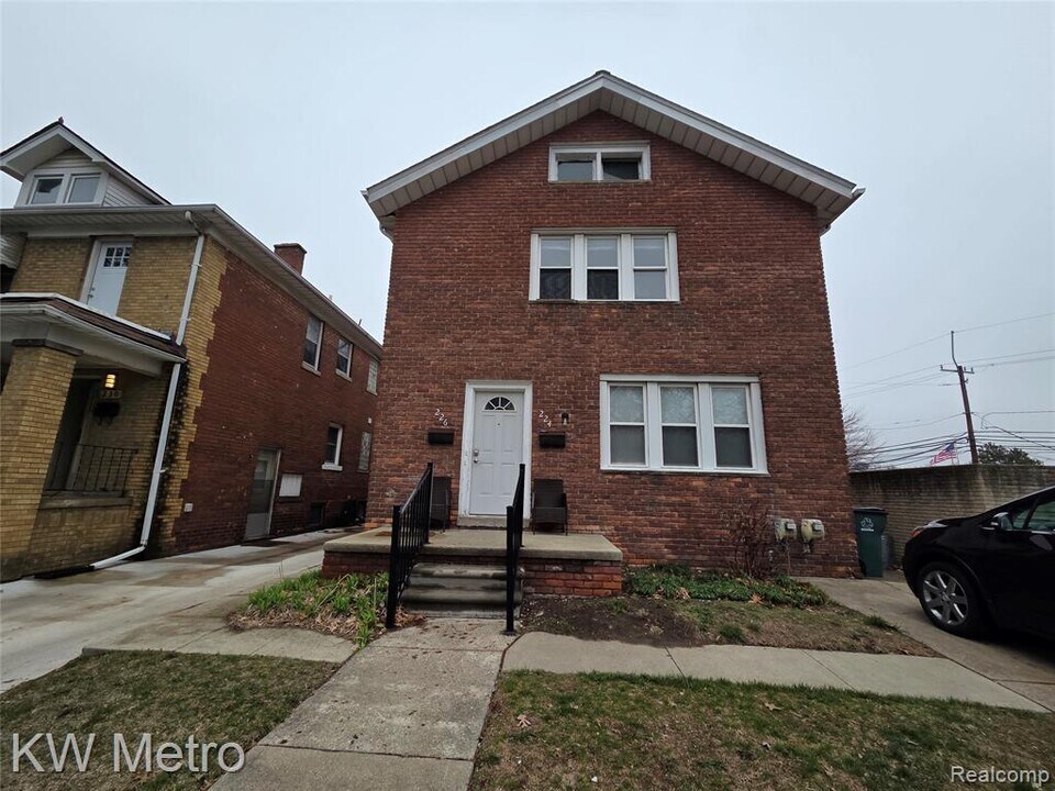 224 Fielding St in Ferndale, MI - Building Photo