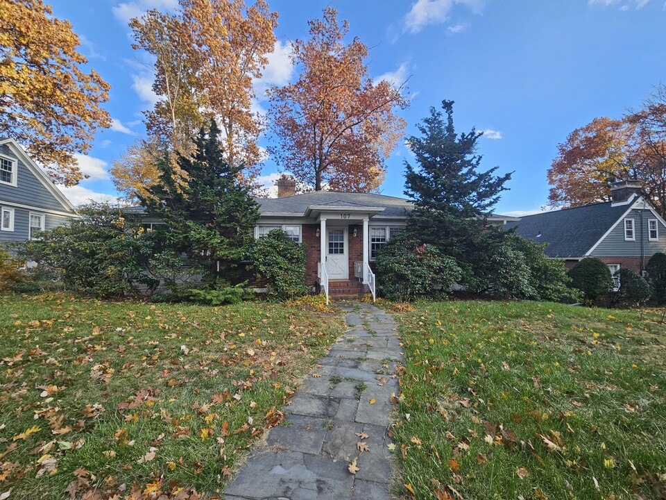 107 Upper Knapp Rd in Clarks Summit, PA - Building Photo