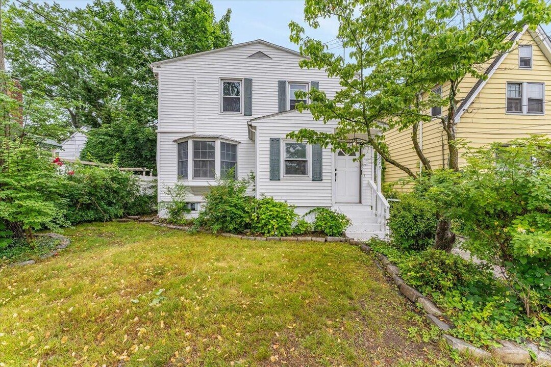 1079 Stanton Ave in Woodmere, NY - Building Photo