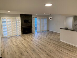 4249 Longridge Ave, Unit 208 in Studio City, CA - Foto de edificio - Building Photo