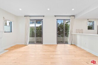 10647 Ashton Ave in Los Angeles, CA - Building Photo - Building Photo