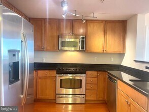 1020 N Highland St in Arlington, VA - Building Photo - Building Photo