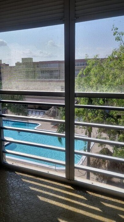 404 NW 68th Ave in Plantation, FL - Building Photo