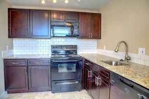 5592 Pershing Ave, Unit 11