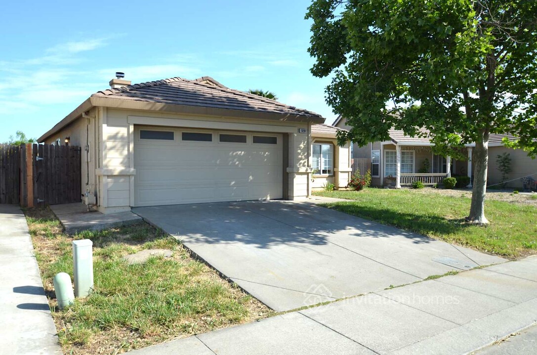 1690 Marenda Dr in Dixon, CA - Building Photo