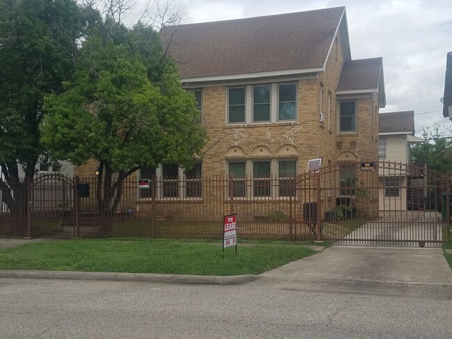 2711 Cleburne St, Unit 3