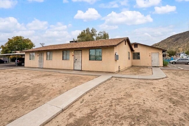 property at 1702 W Shangri La Rd