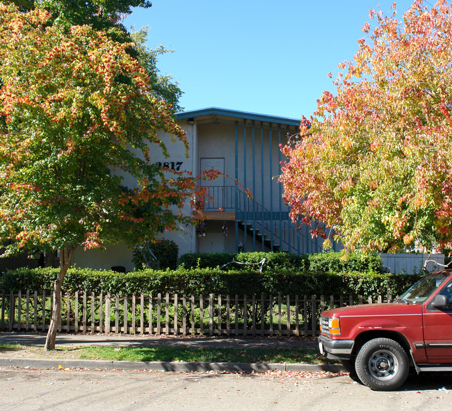 2817 Apple Valley Ln in Santa Rosa, CA - Building Photo - Building Photo