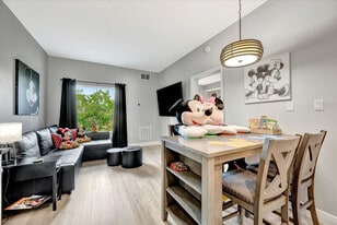 8303 Palm Pkwy in Orlando, FL - Building Photo