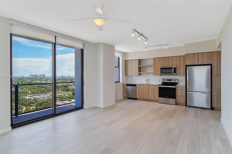 555 NE 8th St, Unit 1009 in Fort Lauderdale, FL - Building Photo