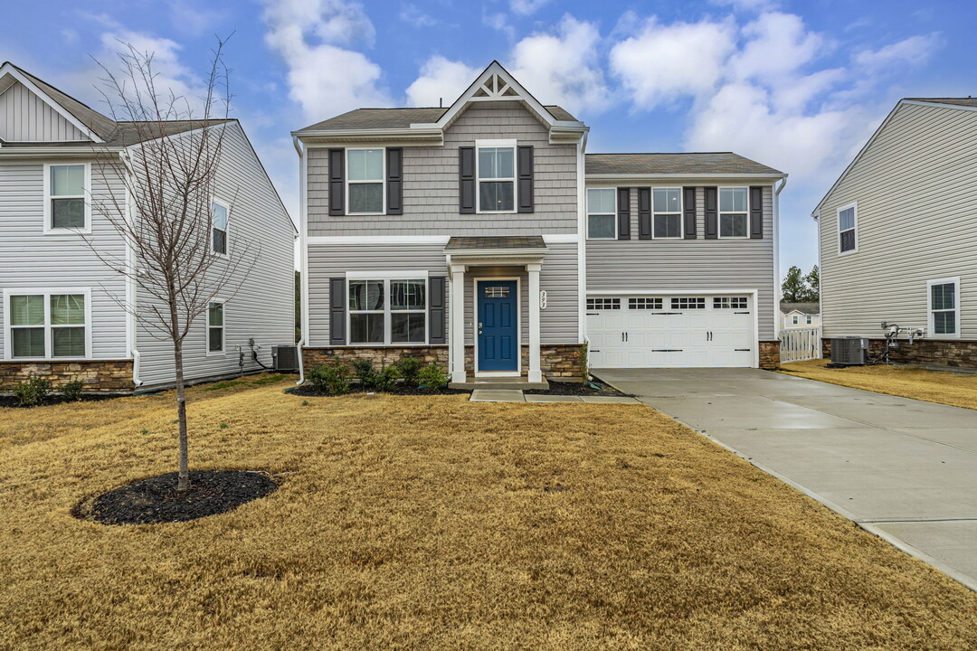 393 Golden Plum Ln in Zebulon, NC - Foto de edificio