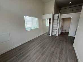 136 W San Ysidro Blvd in San Diego, CA - Building Photo - Building Photo
