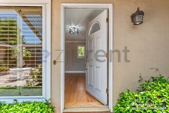 2010 Helena Way in Redwood City, CA - Foto de edificio - Building Photo