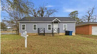 613 W Murray St in Denison, TX - Building Photo