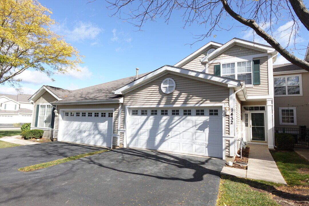 1432 Remington Ln in Round Lake, IL - Foto de edificio