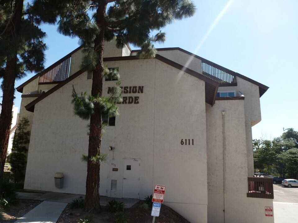 6111 Rancho Mission Rd in San Diego, CA - Building Photo