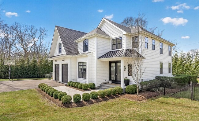 17 Bayview Rd in Southampton, NY - Building Photo - Building Photo